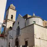 Ci troviamo nei pressi della duecentesca chiesa di San Francesco d�Assisi (detta �della Scarpa�). Una posizione non casuale, visto che proprio attorno ai luoghi di culto si concentrava un tempo la vita cittadina